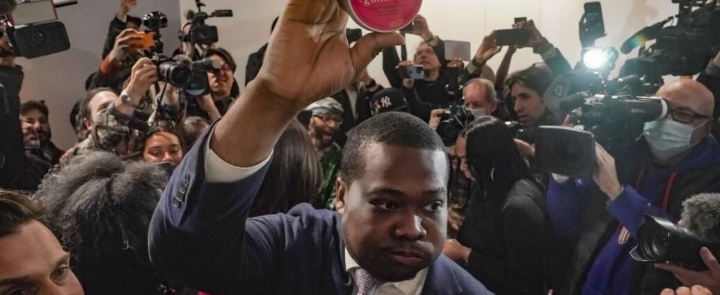 El director ejecutivo de la oficina de gestión del cannabis de Nueva York, Chris Alexander, realiza la primera compra en Housing Works Cannabis Company