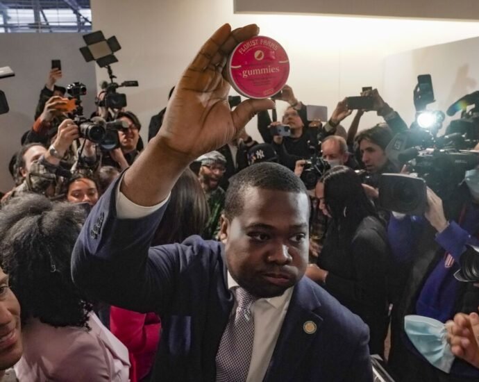 El director ejecutivo de la oficina de gestión del cannabis de Nueva York, Chris Alexander, realiza la primera compra en Housing Works Cannabis Company