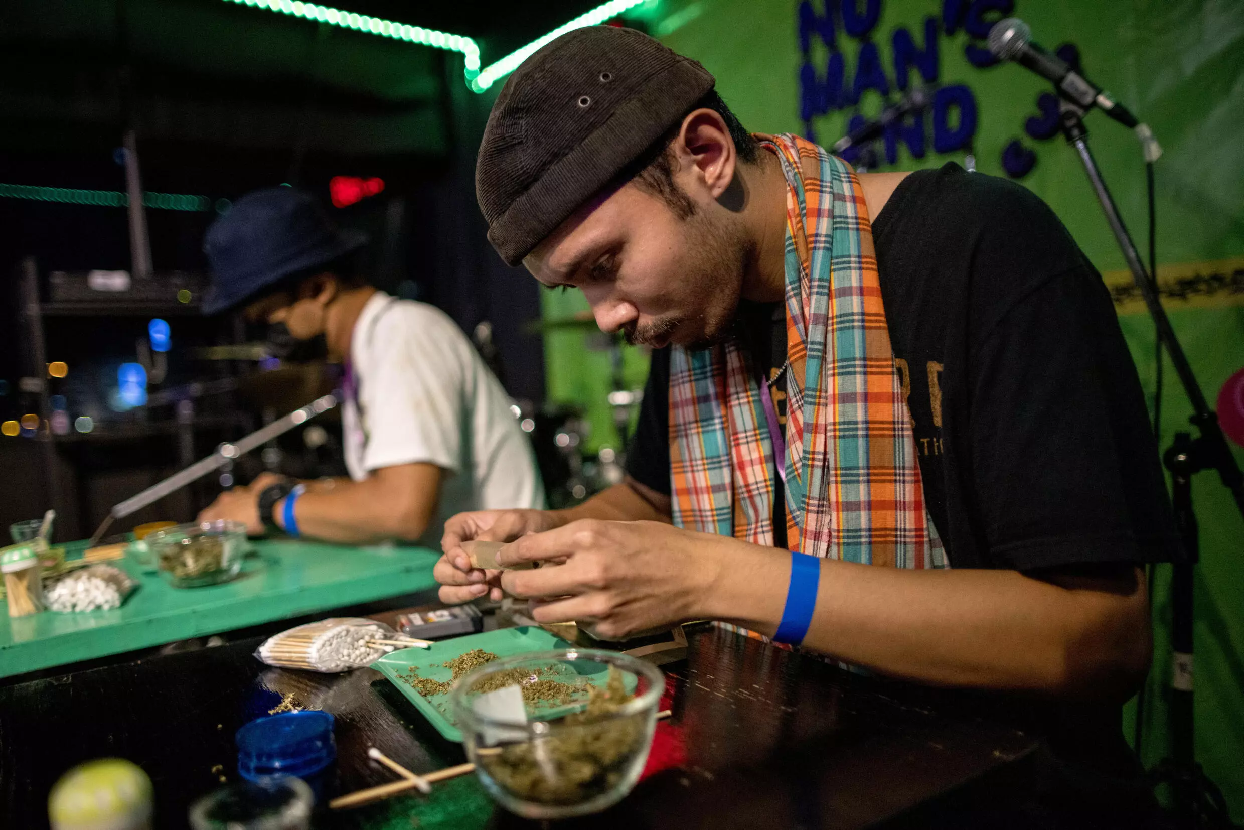 Participantes en el primer campeonato de cannabis de Tailandia, el 10 de diciembre de 2022 en Bangkok © Jack TAYLOR / AFP