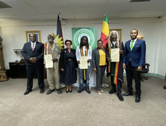 Antigua y Barbuda ha tomado una decisión innovadora al reconocer el derecho de los rastafaris a utilizar el cannabis como sacramento. El 8 de marzo de 2023, el primer ministro Gaston Browne concedió autorización sacramental a tres rastafaris para cultivar cannabis para uso religioso. Esta decisión histórica convierte a Antigua y Barbuda en el primer país del Caribe en registrar este derecho.